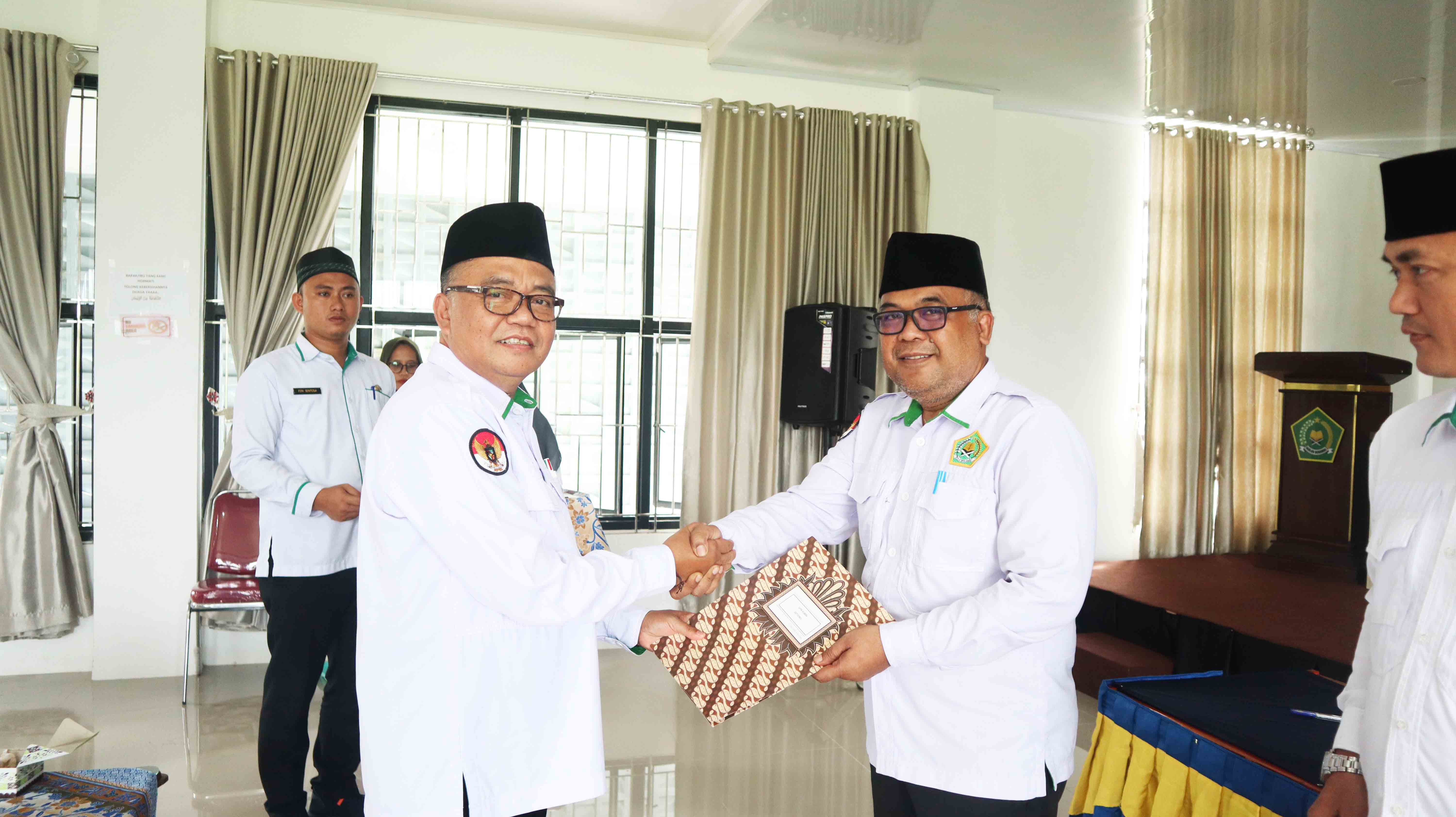 Kemenag Pesisir Barat Perkuat Komitmen melalui Penanda Tanganan Perjanjian Kinerja dan Serahkan DIPA 2025