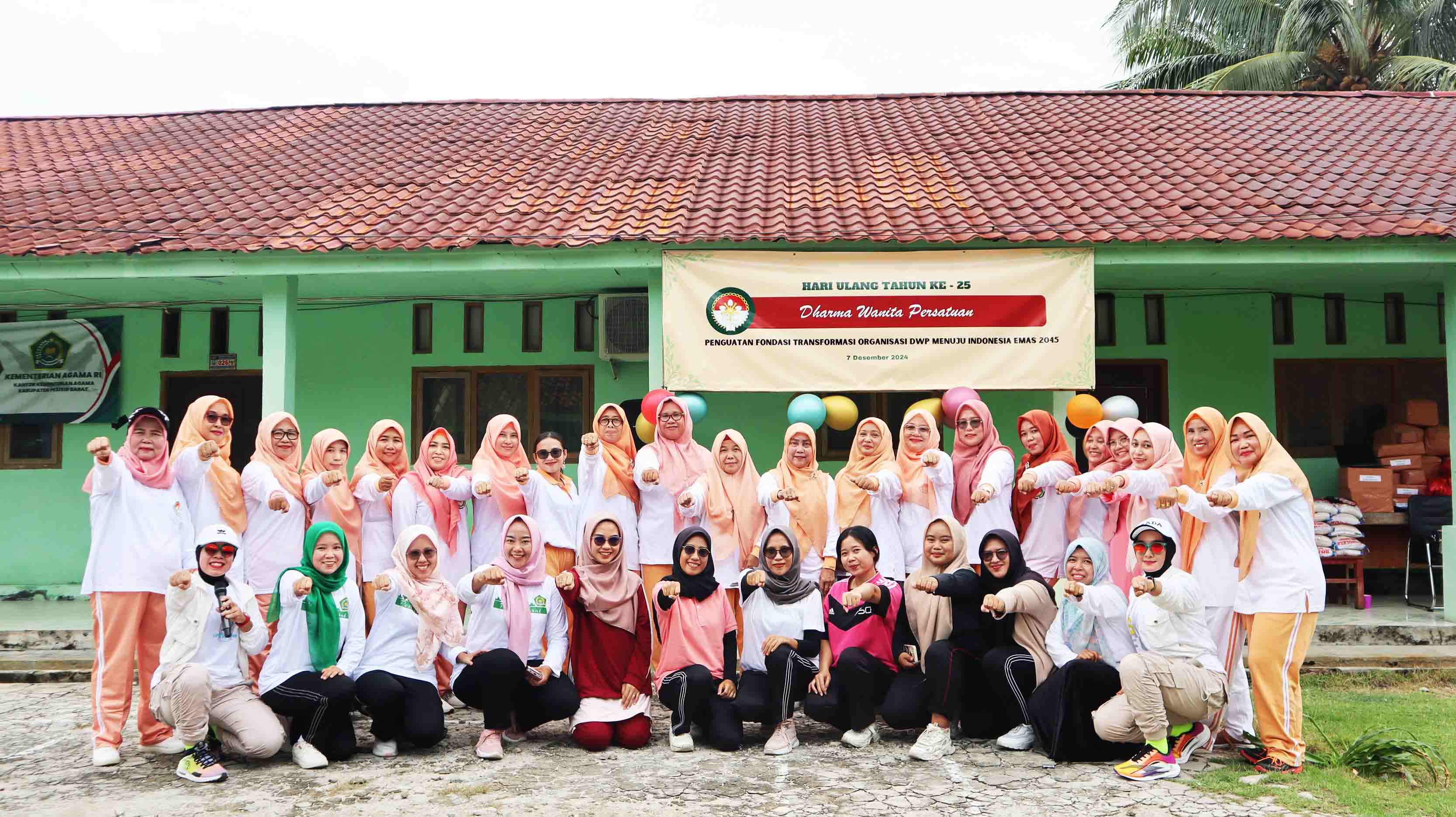 DWP Kemenag Pesisir Barat Gelar Senam Sehat Sambut HUT ke-25 DWP Kemenag RI